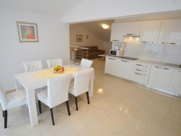 Apartments and Rooms Camaiore : photo 2 de la chambre appartement 2 chambres en duplex avec balcon - vue sur mer