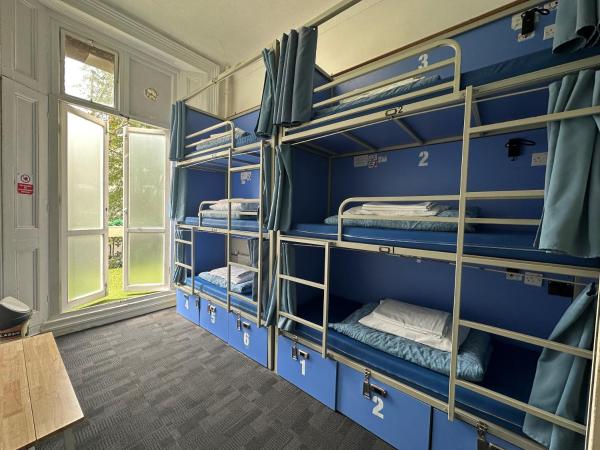 Smart Hyde Park Inn Hostel : photo 4 de la chambre lit dans dortoir mixte de 6 lits avec salle de bains privative