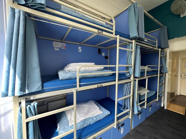 Smart Hyde Park Inn Hostel : photo 3 de la chambre dortoir mixte de 6 lits avec salle de bains privative