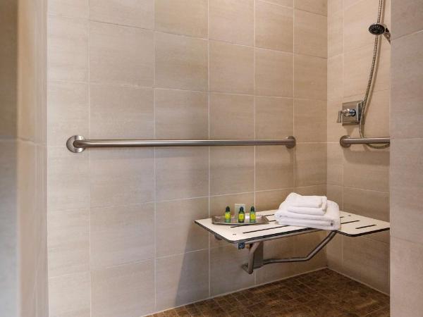 Colcord Hotel Oklahoma City, Curio Collection by Hilton : photo 1 de la chambre corner king room with roll-in shower - mobility/hearing access