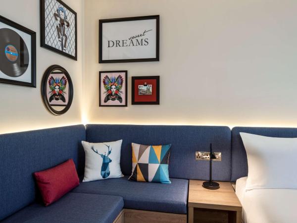 Hampton By Hilton Bath City : photo 4 de la chambre connecting family room with sofa bed