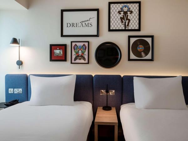 Hampton By Hilton Bath City : photo 6 de la chambre connecting family room with sofa bed