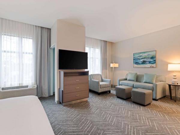 Homewood Suites By Hilton Panama City Beach, Fl : photo 1 de la chambre studio lit king-size pour personnes à mobilité réduite avec douche accessible en fauteuil roulant