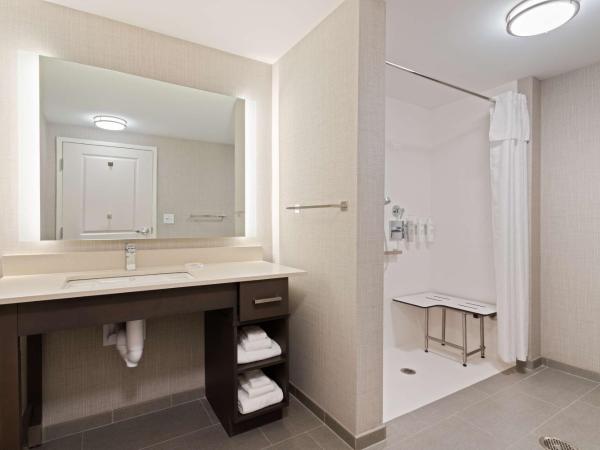 Homewood Suites By Hilton Panama City Beach, Fl : photo 5 de la chambre studio lit king-size pour personnes à mobilité réduite avec douche accessible en fauteuil roulant