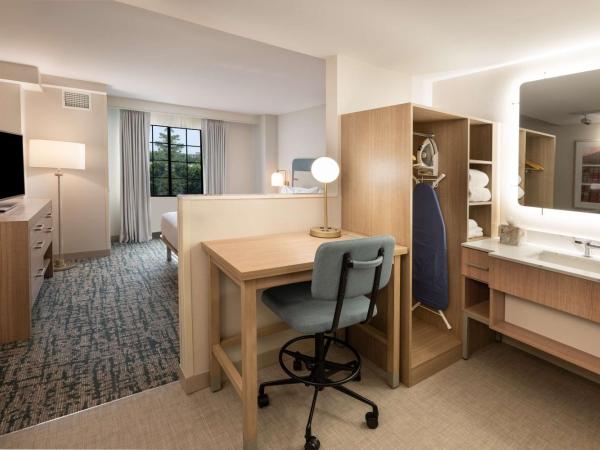 Homewood Suites by Hilton Atlanta Buckhead Pharr Road : photo 1 de la chambre suite lit king-size avec coin cuisine 