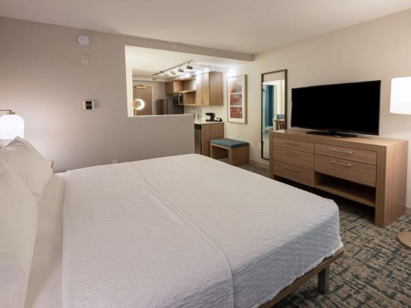 Homewood Suites by Hilton Atlanta Buckhead Pharr Road : photo 3 de la chambre suite lit king-size avec coin cuisine 
