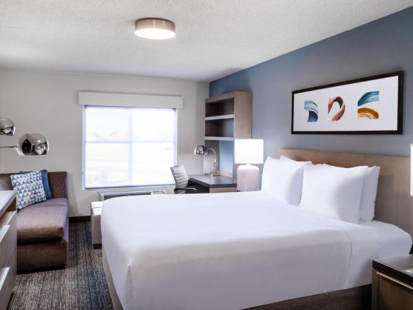 Hyatt House Colorado Springs Airport : photo 2 de la chambre cabinet de travail avec lit king-size
