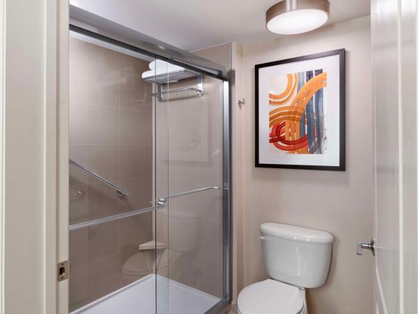 Hyatt House Colorado Springs Airport : photo 9 de la chambre one-bedroom suite with two queen beds with kitchen and sofa bed