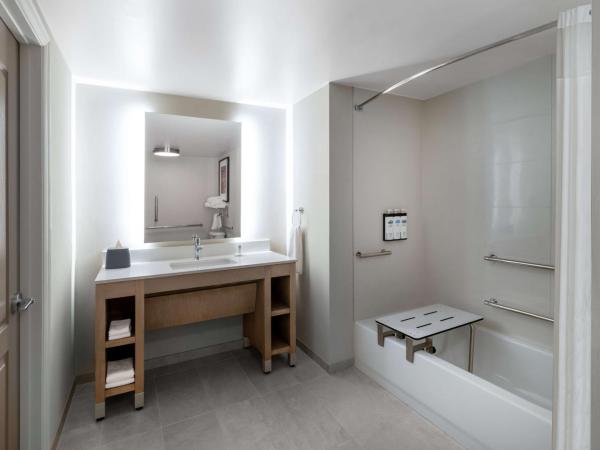 Hyatt House Colorado Springs Airport : photo 3 de la chambre one-bedroom king suite with sofa bed, kitchen and tub - disability access