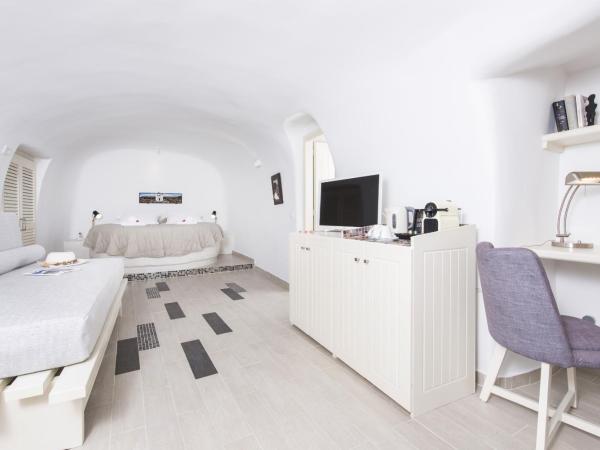 Ambition Suites : photo 2 de la chambre suite passion avec bain à remous - vue sur caldeira
