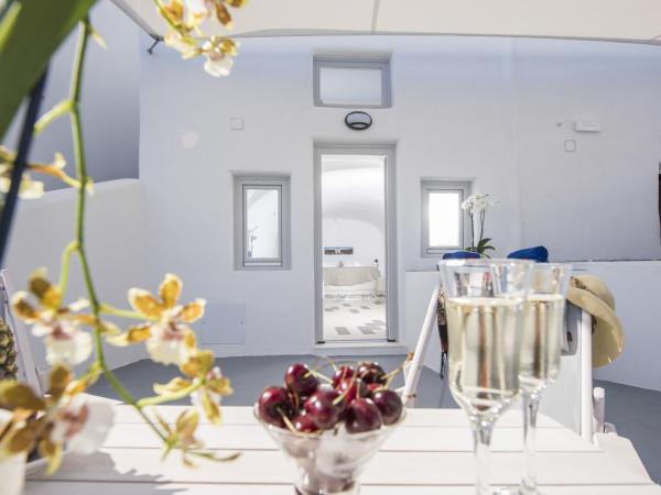 Ambition Suites : photo 7 de la chambre suite passion avec bain à remous - vue sur caldeira