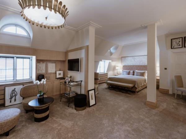 Schlosshotel Berlin by Patrick Hellmann : photo 3 de la chambre suite junior premium avec lit king-size