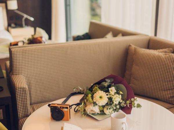 Crowne Plaza Geneva, an IHG Hotel : photo 1 de la chambre suite junior lit king-size - accès au salon