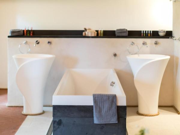 Domaine de la Cascade Parfumée : photo 7 de la chambre chambre lit king-size - vue sur montagne