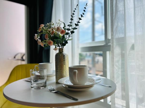 Studio room in Mango House : photo 10 de la chambre chambre double avec balcon (2 adultes + 1 enfant)