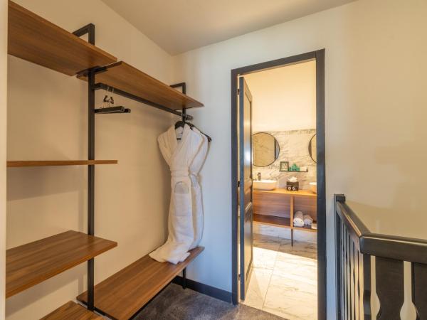 Fahrenheit Seven Courchevel : photo 10 de la chambre hébergement en duplex - dernier Étage - vue sur piste de ski