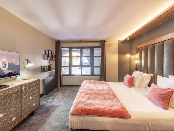 Fahrenheit Seven Courchevel : photo 6 de la chambre chambre double avec douche - vue sur village