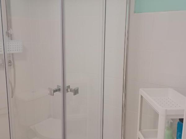 Private Room Service - Grupo RH Santander : photo 5 de la chambre chambre double avec salle de bains privative