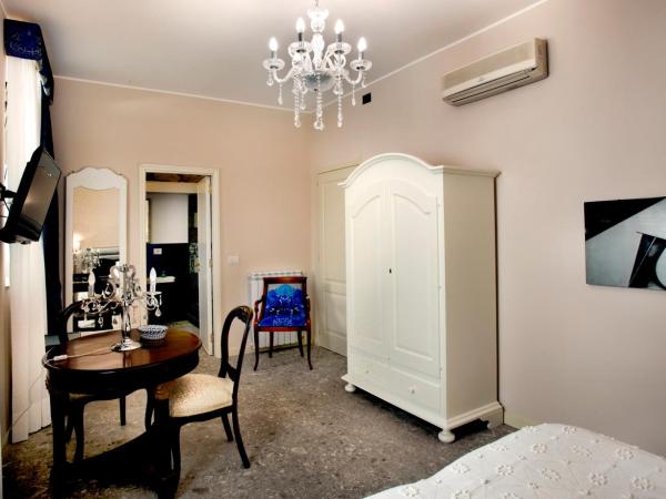 Porta Di Mezzo Luxury Suites & Rooms : photo 5 de la chambre grande chambre double