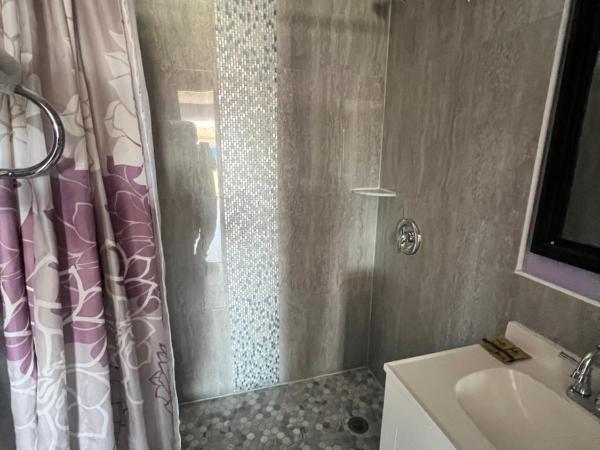 Walden Motel : photo 7 de la chambre chambre lit king-size - fumeurs