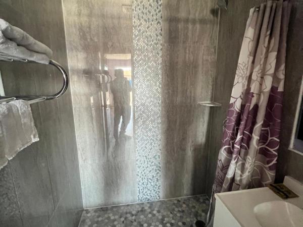 Walden Motel : photo 6 de la chambre chambre lit king-size - fumeurs