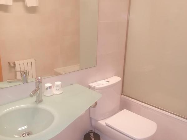 U Hotel Villa-Gomá : photo 4 de la chambre triple room (twin beds + sofa bed)