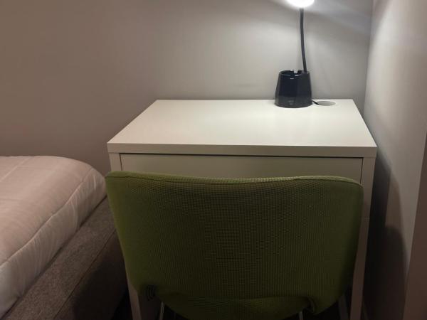 Cozy basement suite : photo 1 de la chambre chambre lit queen-size