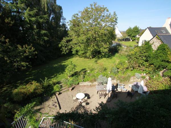 La Haute Flourie - bed and breakfast -chambres d'hôtes : photo 4 de la chambre chambre triple - vue sur jardin