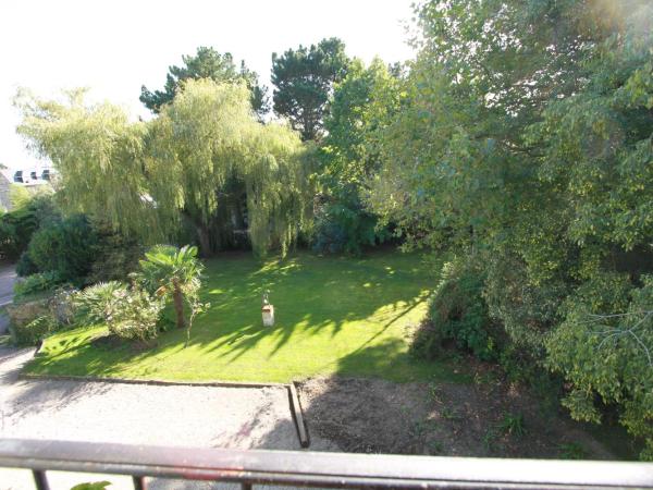 La Haute Flourie - bed and breakfast -chambres d'hôtes : photo 5 de la chambre chambre triple - vue sur jardin