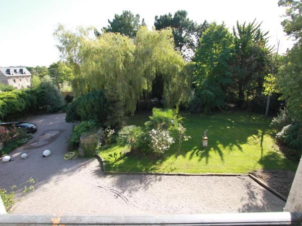 La Haute Flourie - bed and breakfast -chambres d'hôtes : photo 7 de la chambre chambre familiale - vue sur jardin