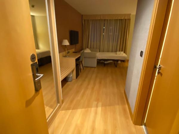 U Hotel Villa-Gomá : photo 5 de la chambre triple room (twin beds + sofa bed)