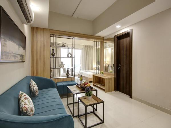 Saltstayz Premier - Golf Course Extension Road : photo 4 de la chambre suite familiale avec balcon