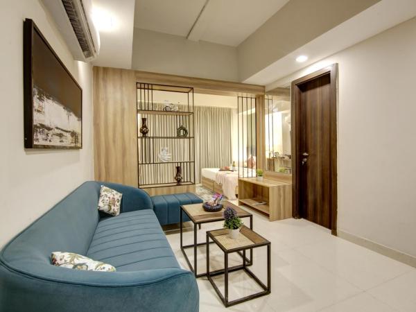 Saltstayz Premier - Golf Course Extension Road : photo 6 de la chambre suite familiale avec balcon