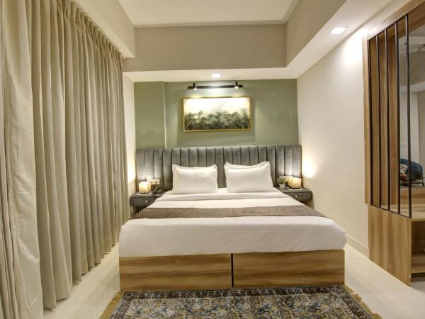 Saltstayz Premier - Golf Course Extension Road : photo 9 de la chambre suite familiale avec balcon