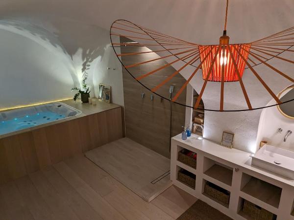 Suite 6 : photo 3 de la chambre chambre lit king-size avec baignoire spa
