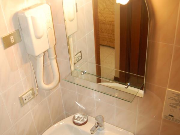 Hotel Marco Polo SELF CHECK-IN : photo 3 de la chambre chambre lits jumeaux