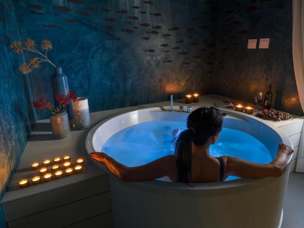 Duomo Suites & Spa : photo 1 de la chambre suite lit king-size avec baignoire spa