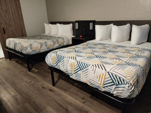 Motel 6 Sacramento CA Natomas : photo 3 de la chambre chambre avec 2 lits queen-size et douche accessible en fauteuil roulant - adaptée aux personnes à mobilité réduite