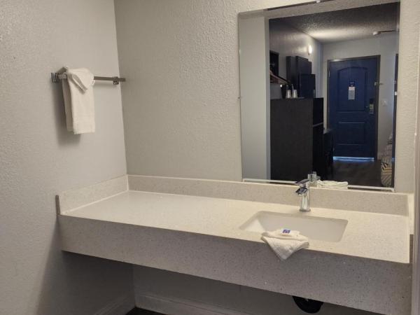 Motel 6 Sacramento CA Natomas : photo 6 de la chambre chambre double - accessible aux personnes à mobilité réduite - douche accessible en fauteuil roulant