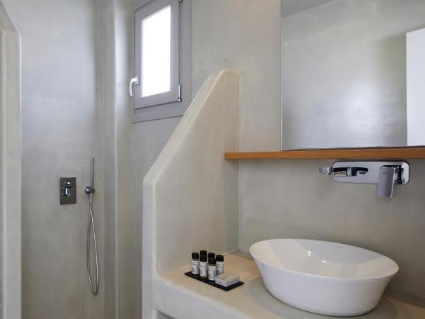 Adorno Oia : photo 7 de la chambre suite junior avec bain à remous extérieur chauffé