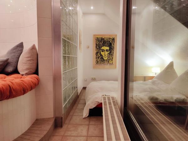 Spacious & comfortable guestrooms w private bathrooms near Koelnmesse & Lanxess Arena, free parking, highspeed WiFi : photo 3 de la chambre suite avec balcon