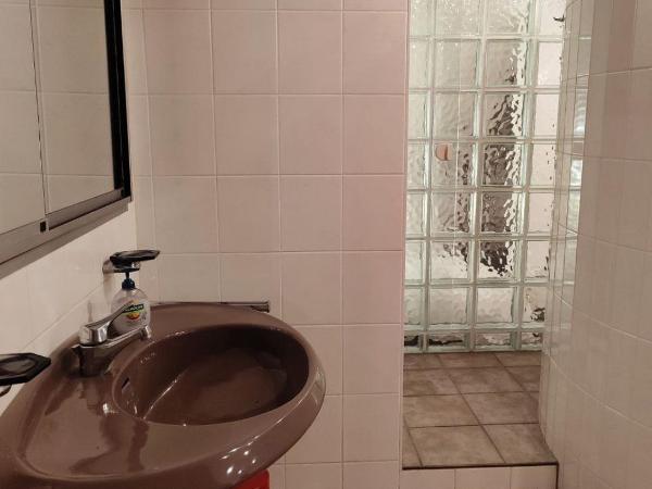 Spacious & comfortable guestrooms w private bathrooms near Koelnmesse & Lanxess Arena, free parking, highspeed WiFi : photo 7 de la chambre suite avec balcon