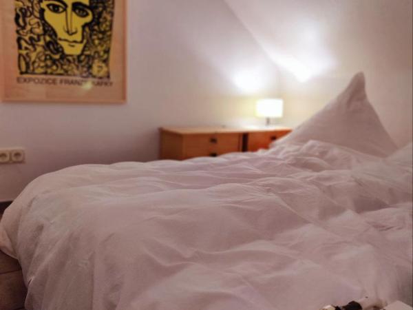 Spacious & comfortable guestrooms w private bathrooms near Koelnmesse & Lanxess Arena, free parking, highspeed WiFi : photo 8 de la chambre suite avec balcon