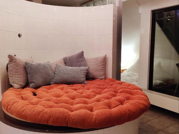 Spacious & comfortable guestrooms w private bathrooms near Koelnmesse & Lanxess Arena, free parking, highspeed WiFi : photo 9 de la chambre suite avec balcon