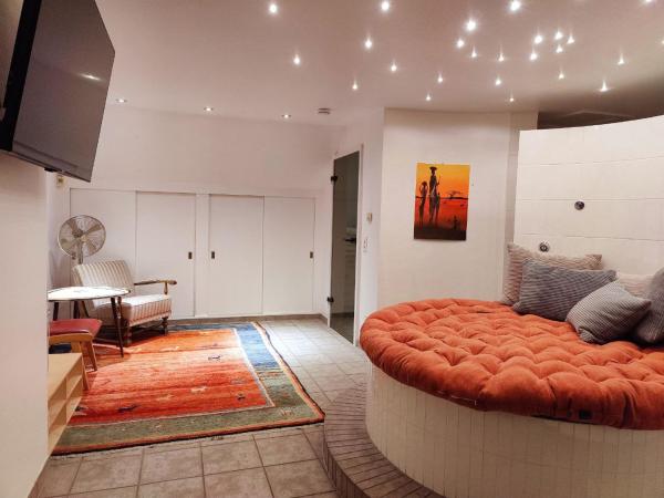 Spacious & comfortable guestrooms w private bathrooms near Koelnmesse & Lanxess Arena, free parking, highspeed WiFi : photo 6 de la chambre suite avec balcon