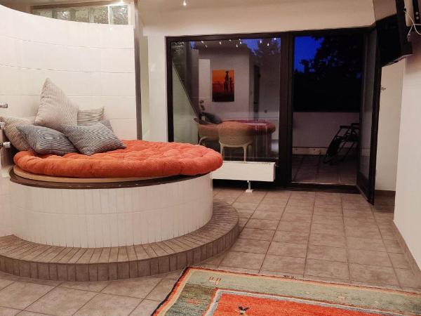 Spacious & comfortable guestrooms w private bathrooms near Koelnmesse & Lanxess Arena, free parking, highspeed WiFi : photo 4 de la chambre suite avec balcon