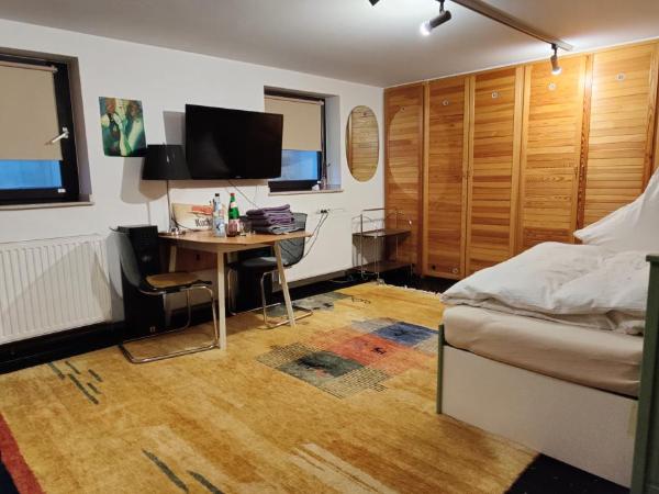 Spacious & comfortable guestrooms w private bathrooms near Koelnmesse & Lanxess Arena, free parking, highspeed WiFi : photo 2 de la chambre chambre double avec salle de bains privative