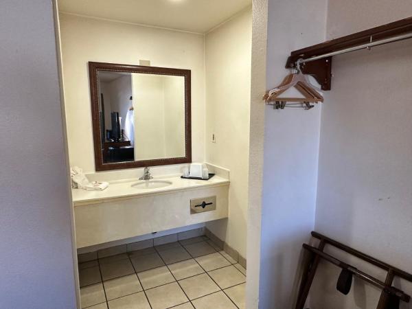 Desert Sands Inn & Suites : photo 3 de la chambre chambre lit king-size standard - non-fumeurs