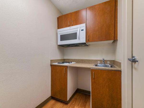 HomeTowne Studios by Red Roof Orlando - UCF Area : photo 4 de la chambre studio avec 2 lits queen-size - non-fumeurs