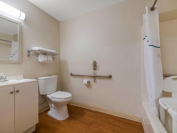 HomeTowne Studios by Red Roof Orlando - UCF Area : photo 6 de la chambre chambre studio lit queen-size - accessible aux personnes à mobilité réduite - non-fumeurs